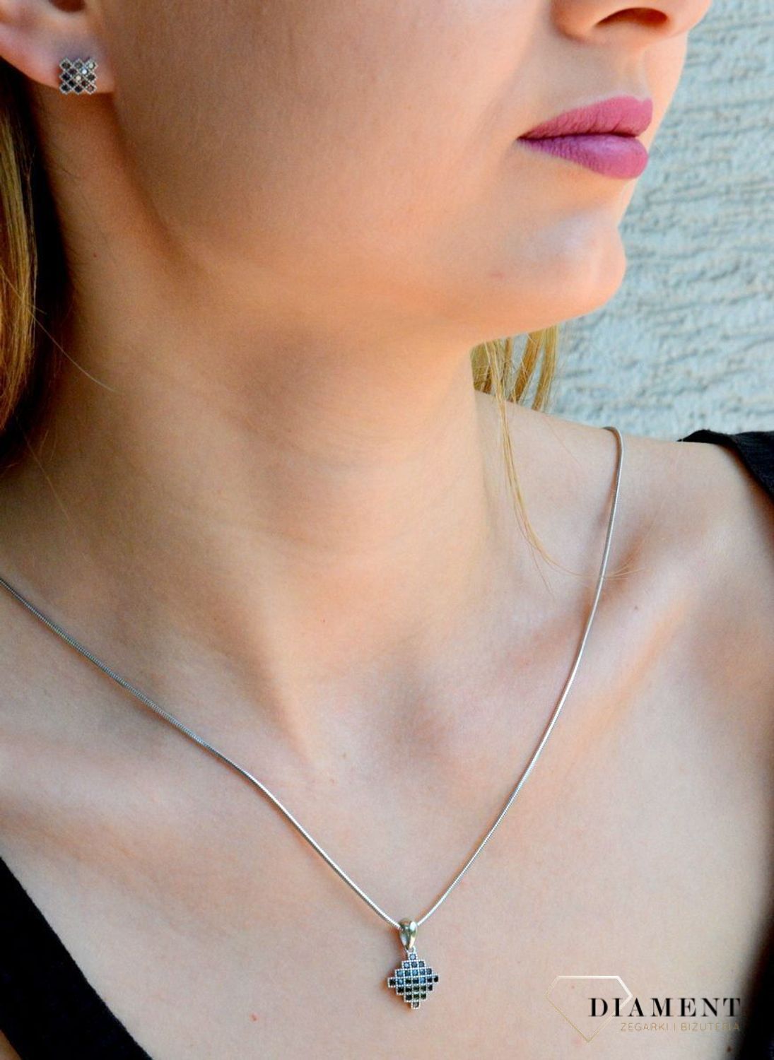 Srebrna zawieszka kwadracik z czarnymi cyrkoniami DIA-ZAW-9428-925To interesująca zawieszka w o kwadratowym kształcie z czarnymi cyrkoniami. Subtelna, a jednocześnie elegancka zawieszka sprawdzi się idealnie na prezent..jpg